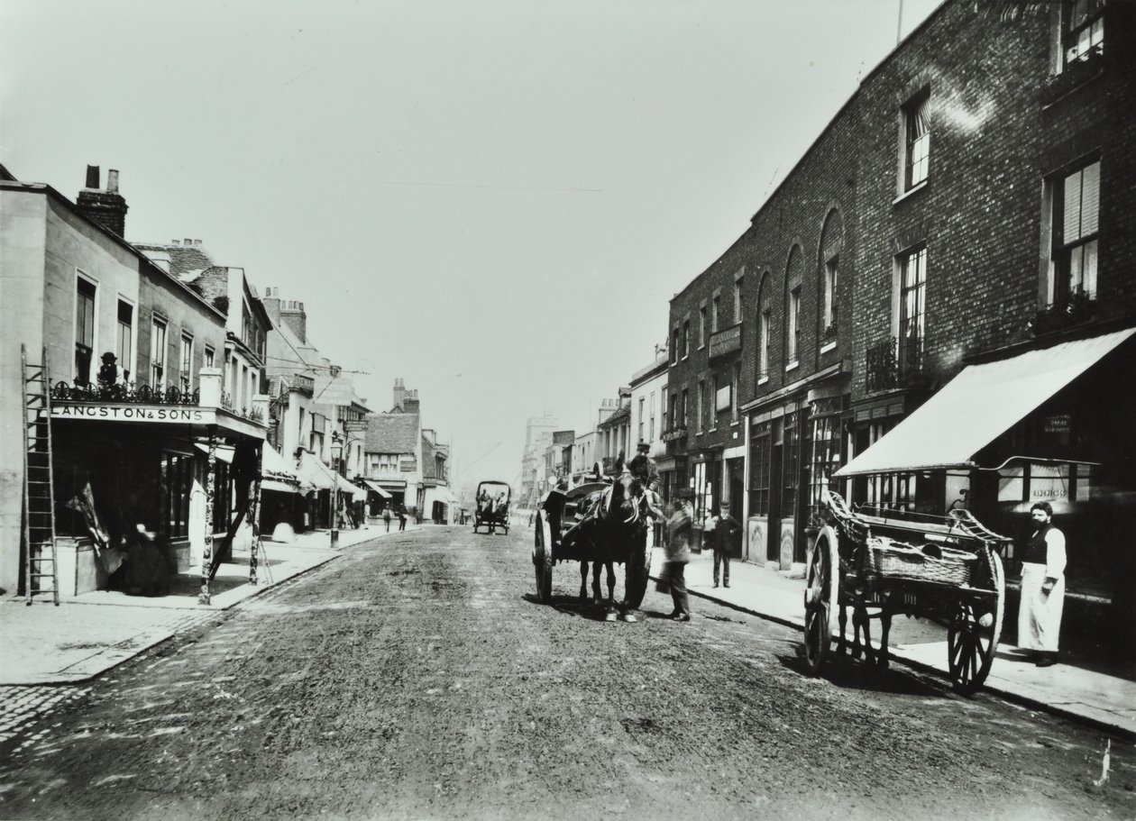 Putney High Street, vista verso il ponte, 1885 da English Photographer
