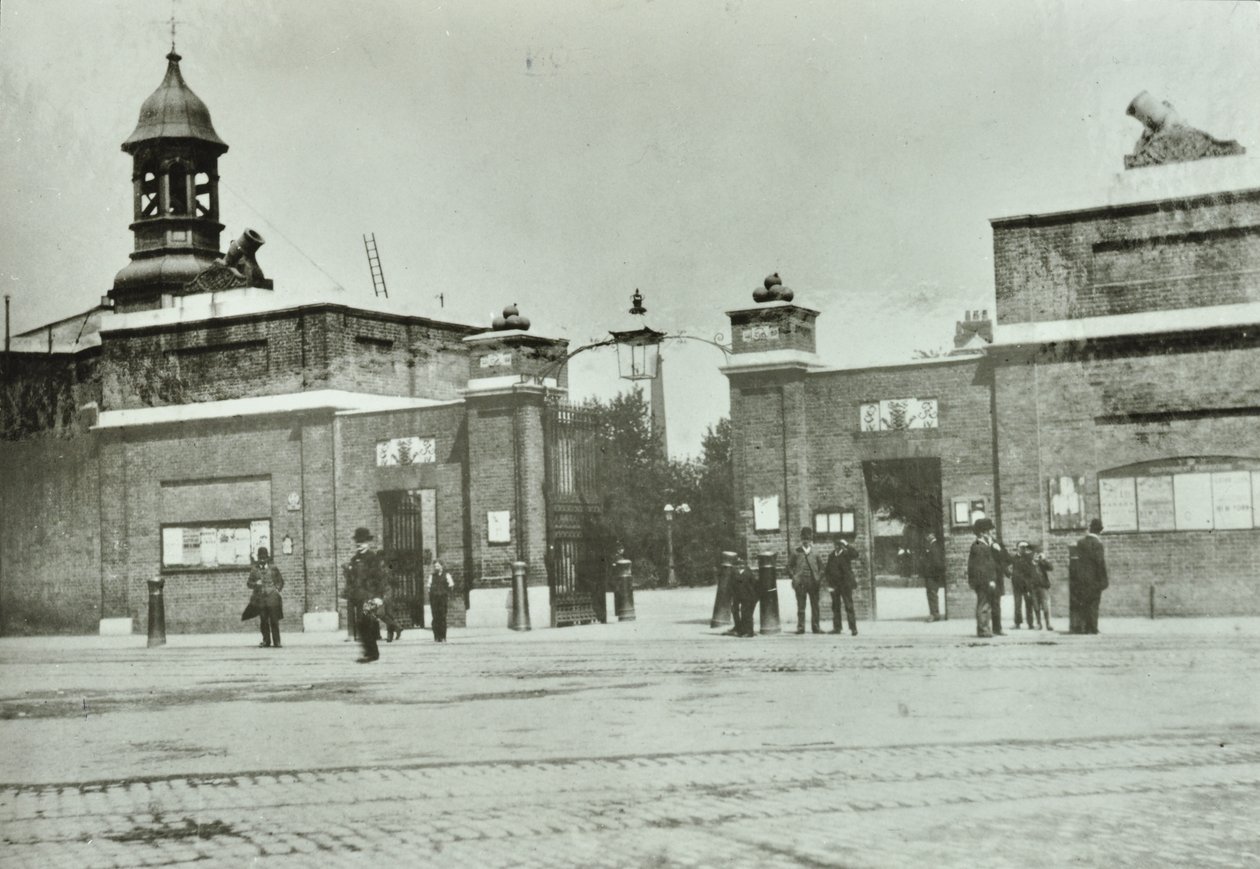Royal Arsenal cancello principale, 1890 da English Photographer