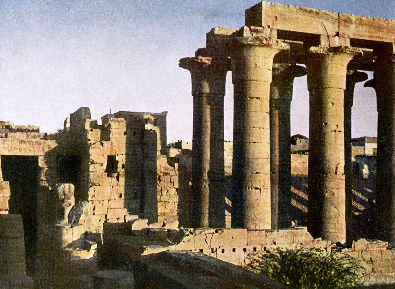 Rovine del portico al Tempio di Luxor, Egitto da English Photographer