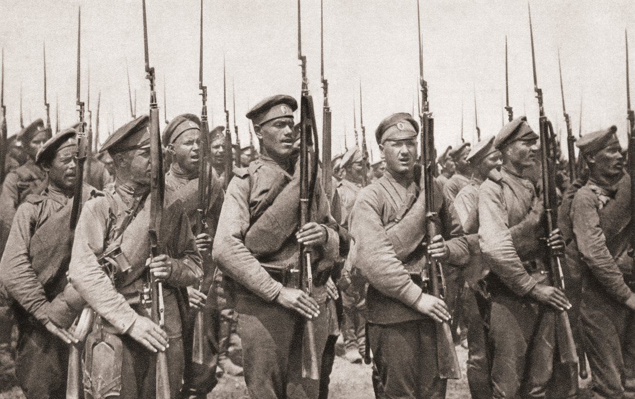 Fanteria russa in parata e presentazione delle armi durante la Prima Guerra Mondiale, da The Illustrated War News, 1915 da English Photographer