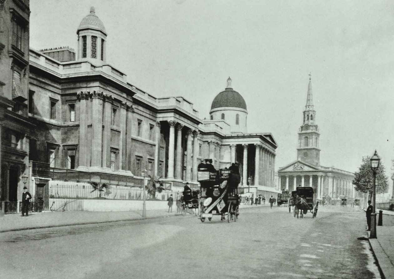 Saint Martin in the Fields e The National Gallery, Trafalgar Square: lato nord vista est, 1896 da English Photographer