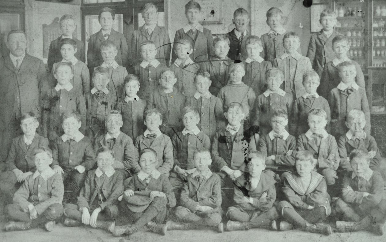 Gruppo scolastico, scuola sconosciuta, 1895 da English Photographer