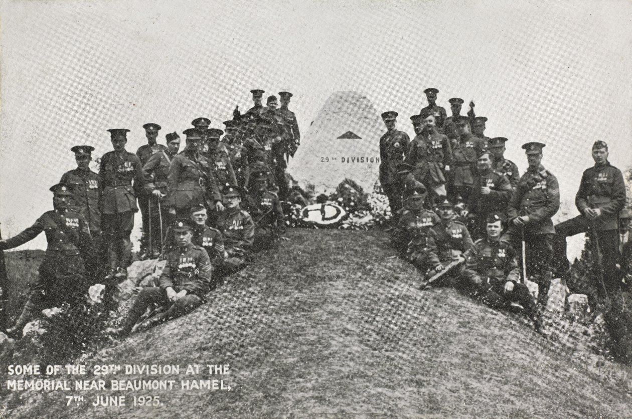 Alcuni della 29ª Divisione al memoriale vicino a Beaumont Hamel, 7 giugno 1925 da English Photographer