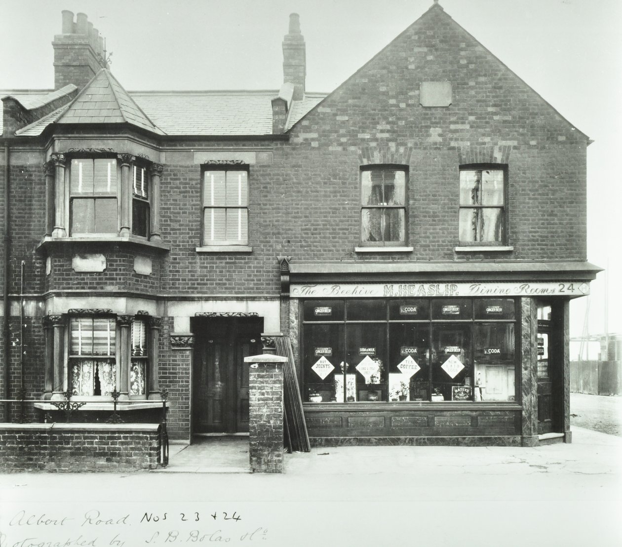 The Beehive Dining Rooms, 1899 da English Photographer