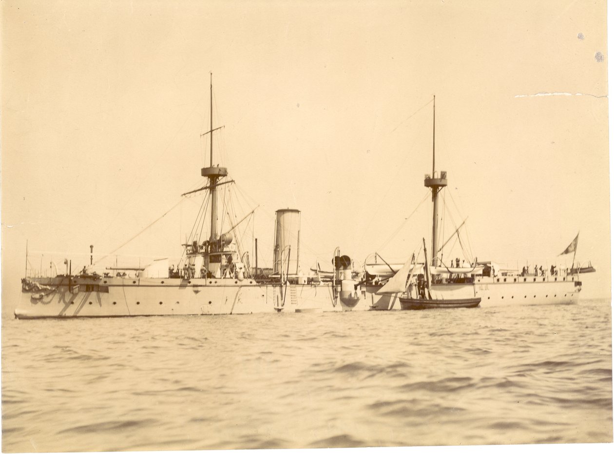 Il "Chih Yuan" ancorato al largo della costa sud a Hove, con una barca locale accanto, c.1886 da English Photographer