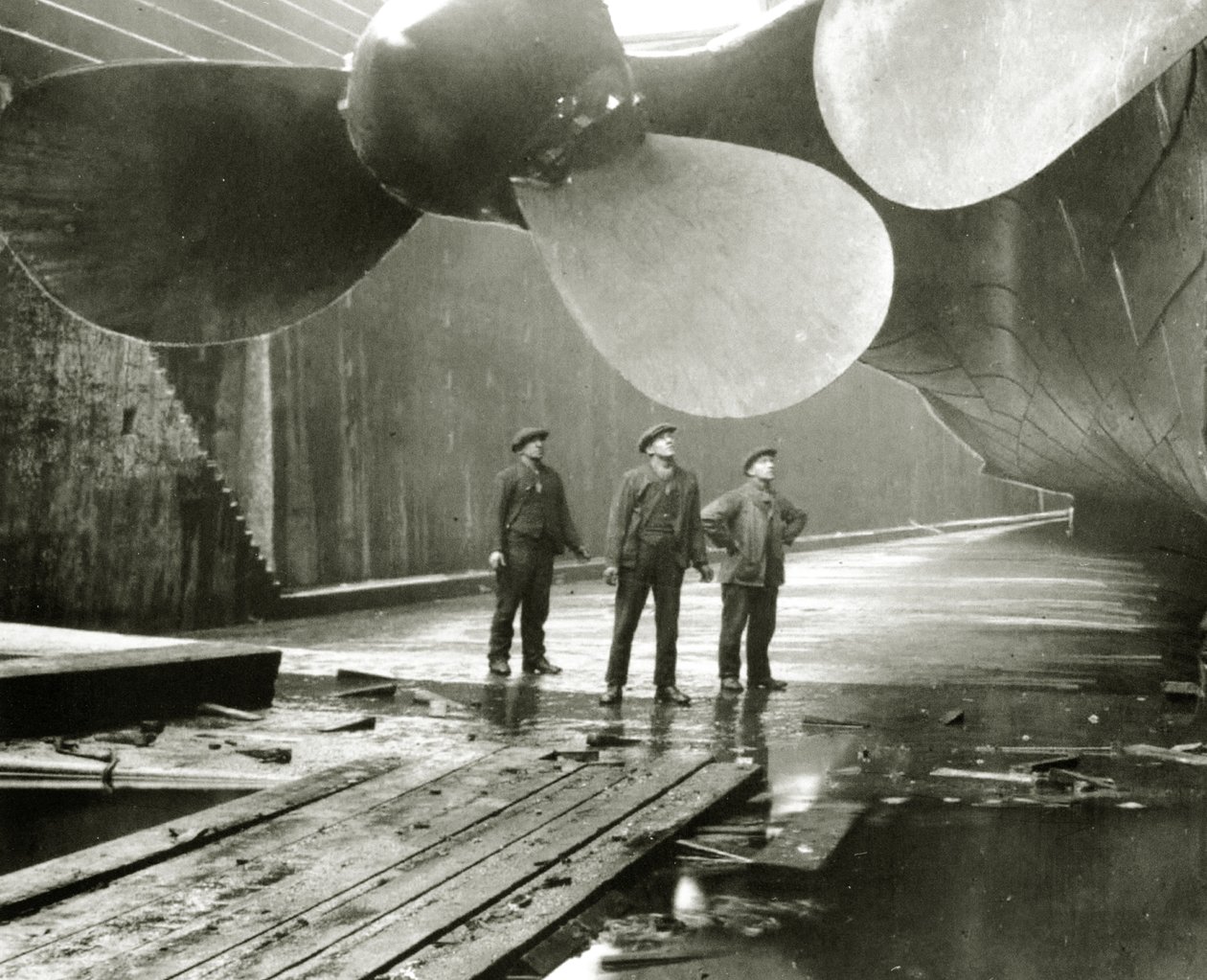 Le eliche del Titanic nel Thompson Graving Dock di Harland & Wolff, Belfast, Irlanda, 1910-11 da English Photographer