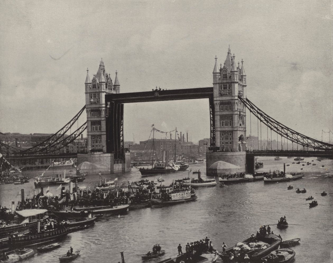 Il Tower Bridge, guardando verso est (foto b/n) da English Photographer