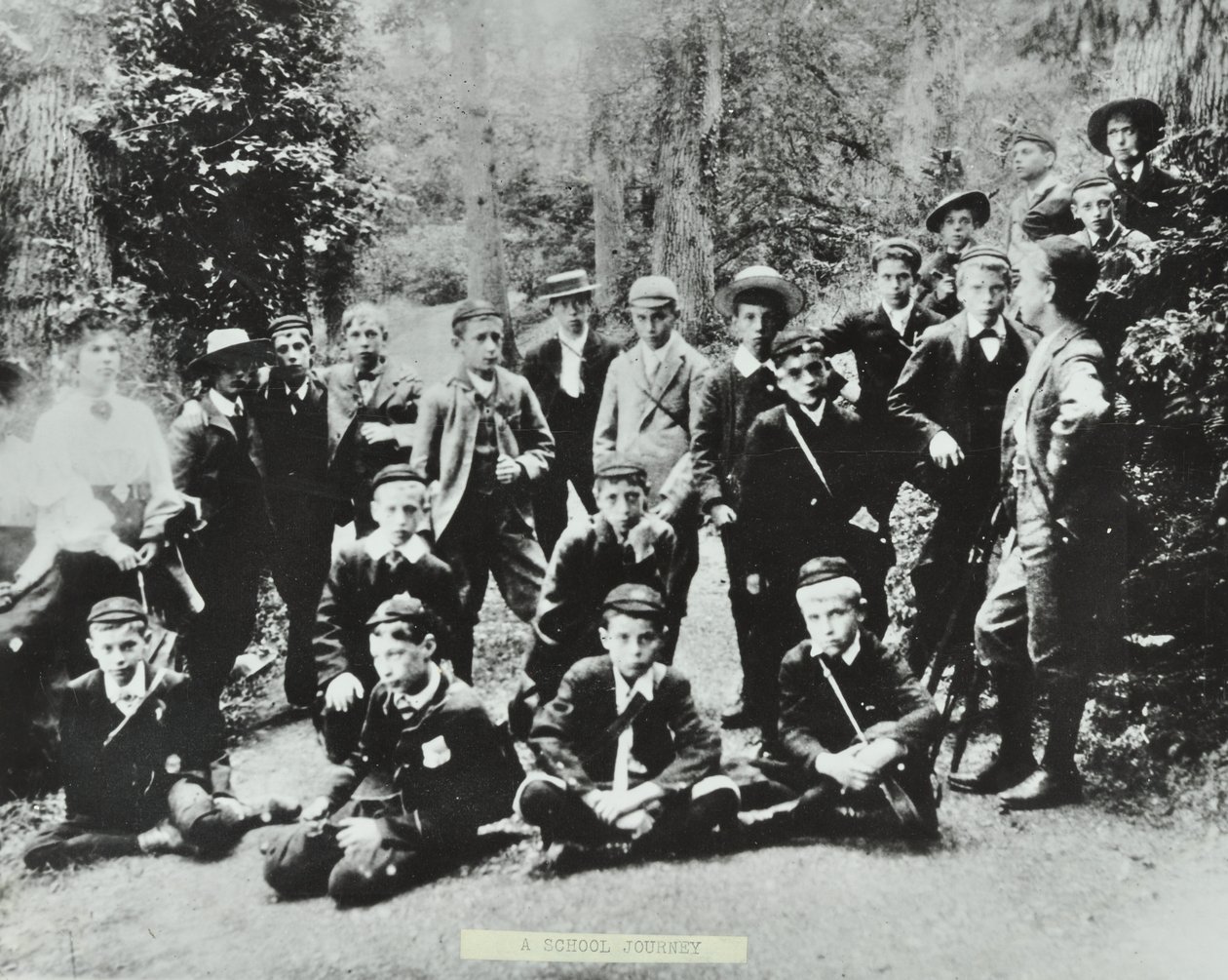 Il primo viaggio scolastico del London School Board. Bambini della Bell Road Higher Grade School, Peckham visitano una miniera nella Foresta di Dean, 1896 da English Photographer