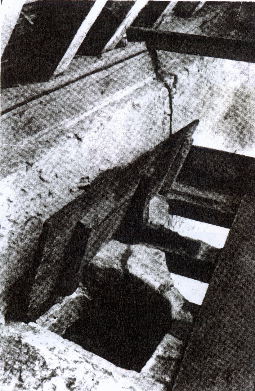 Il nascondiglio dei sacerdoti in una scala a Sawston Hall progettato e realizzato dal martire e santo gesuita, Nicholas Owen, c.1935 da English Photographer