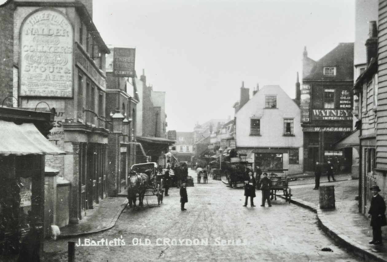 Three Tuns Old Kings Head, Surrey Street, Croydon: vista generale, 1885 da English Photographer