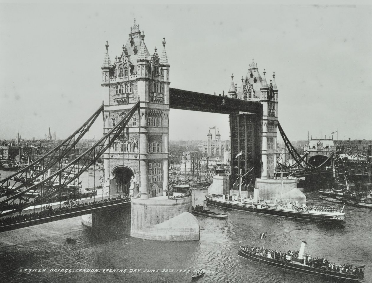 Tower Bridge nel giorno della sua apertura, 1894 da English Photographer