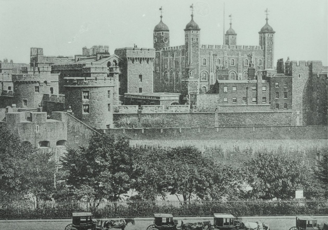 Tower Hill: vista della Torre di Londra, 1895 da English Photographer