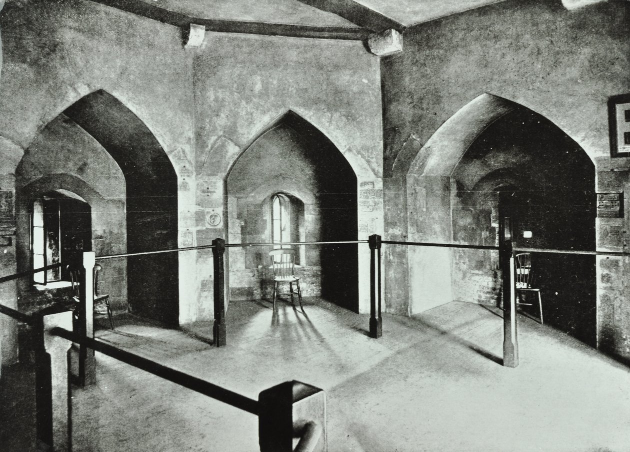 Torre di Londra, Tower Hill: stanza della prigione di stato nella Torre di Beauchamp, 1895 da English Photographer