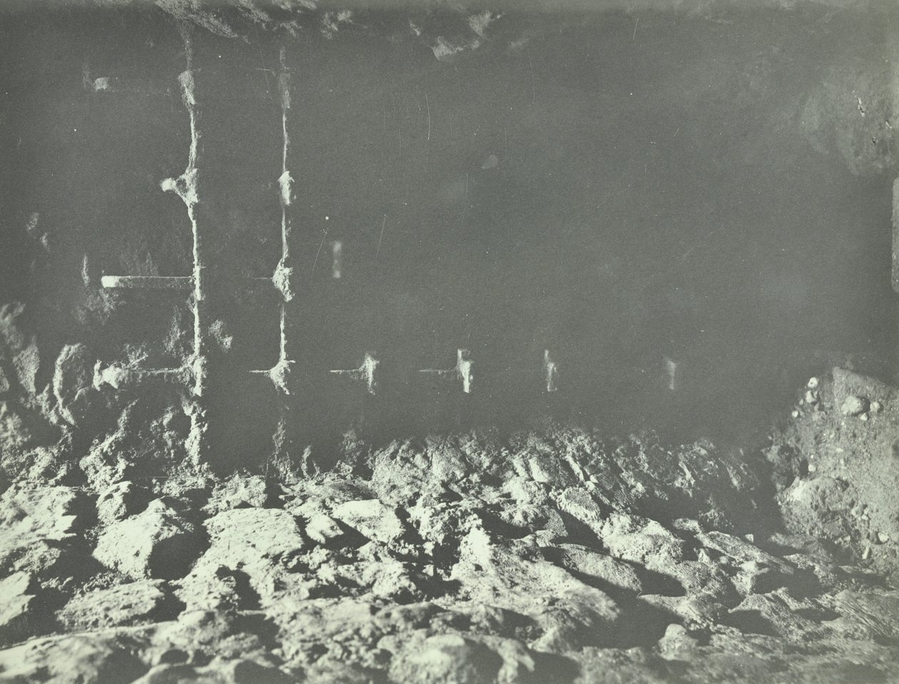 Torre di Londra, Tower Hill: passaggi sotterranei, 1899 da English Photographer
