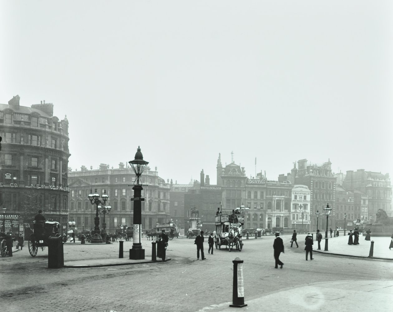 Trafalgar Square: vista est verso Charing Cross, 1896 da English Photographer