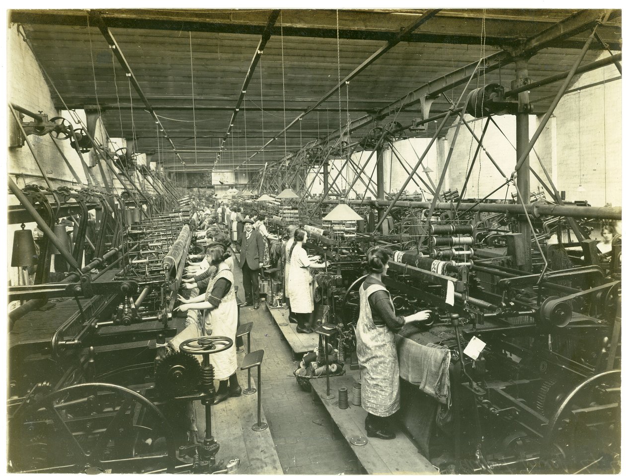 Tessitura turca, fabbrica Hughes n. 2, 1923 da English Photographer