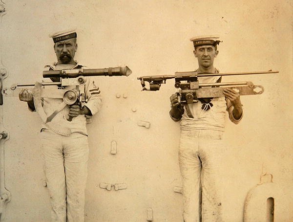 Due marinai della HMS Glory, con fucili da English Photographer