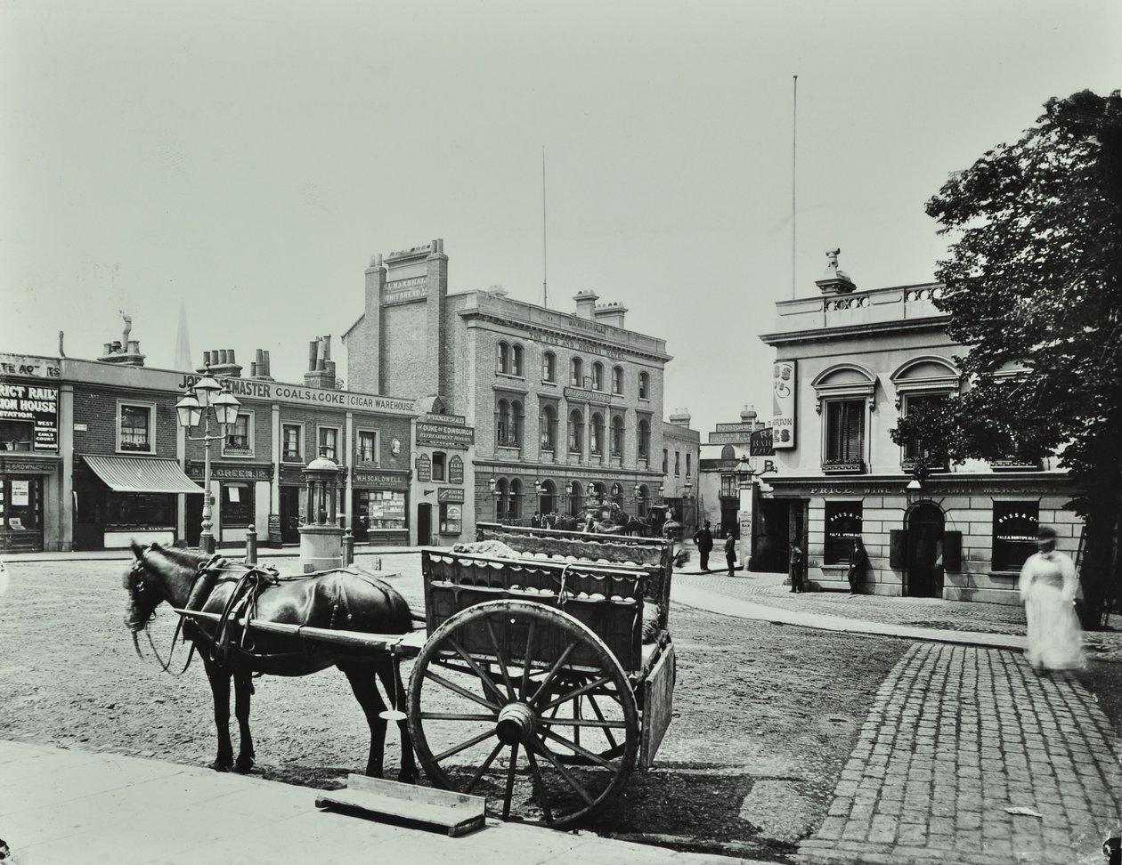 Upper Richmond Road, ovest da Putney High Street, con veicolo trainato da cavalli in primo piano, 1880 da English Photographer