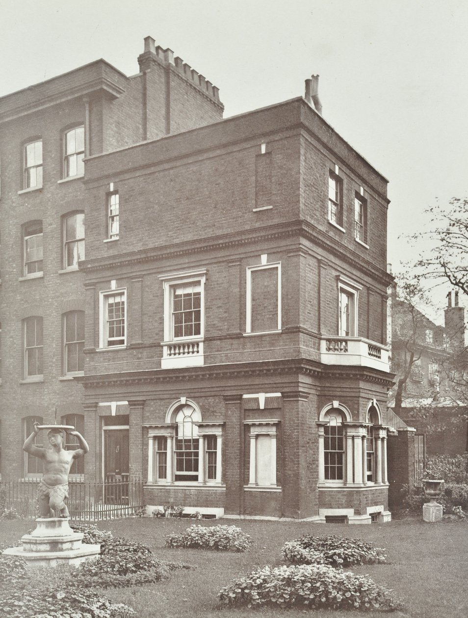 Vista della casa del giardino di Clements Inn, 1885 da English Photographer
