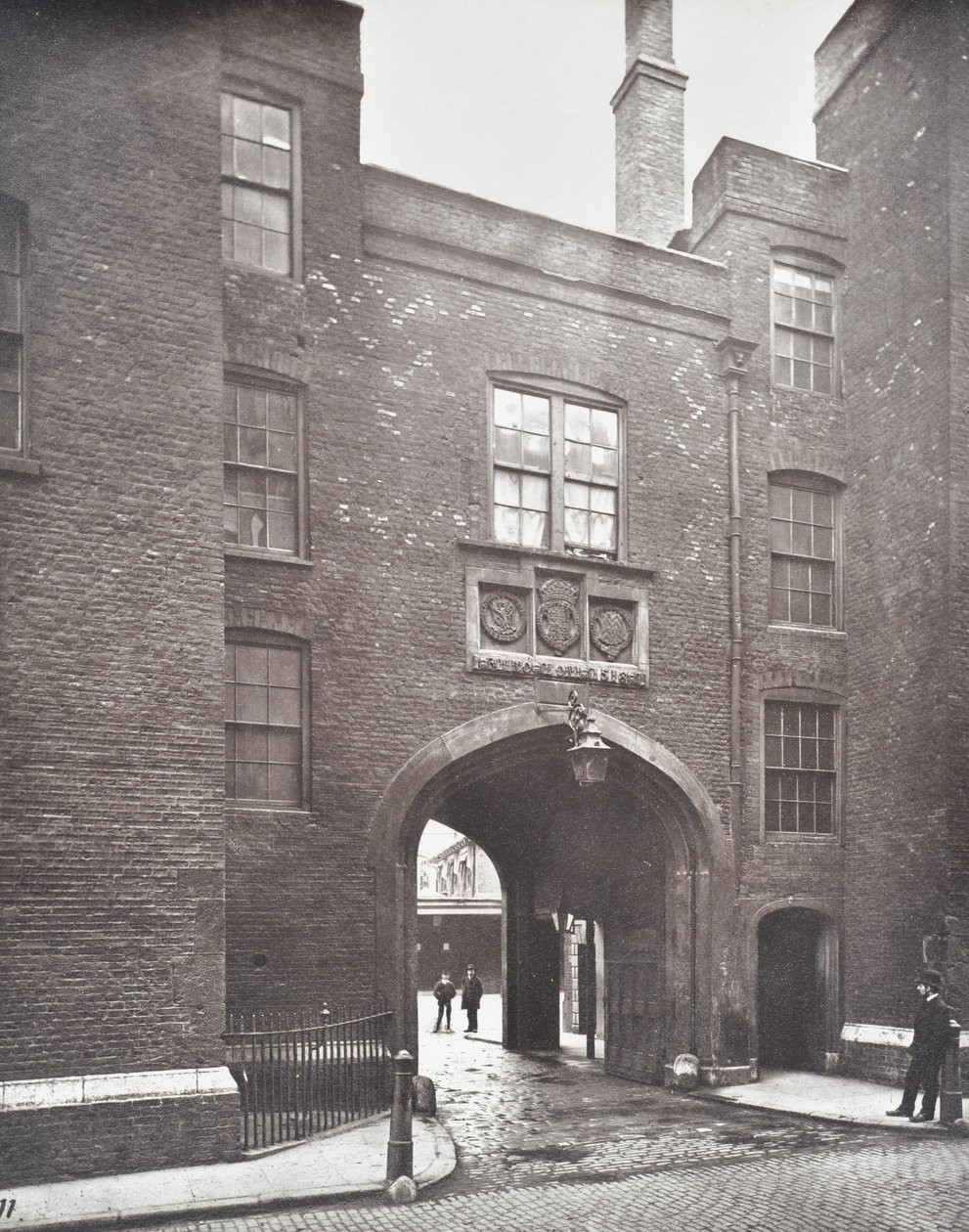 Vista del cancello di Lincolns Inn, Londra, 1876 da English Photographer