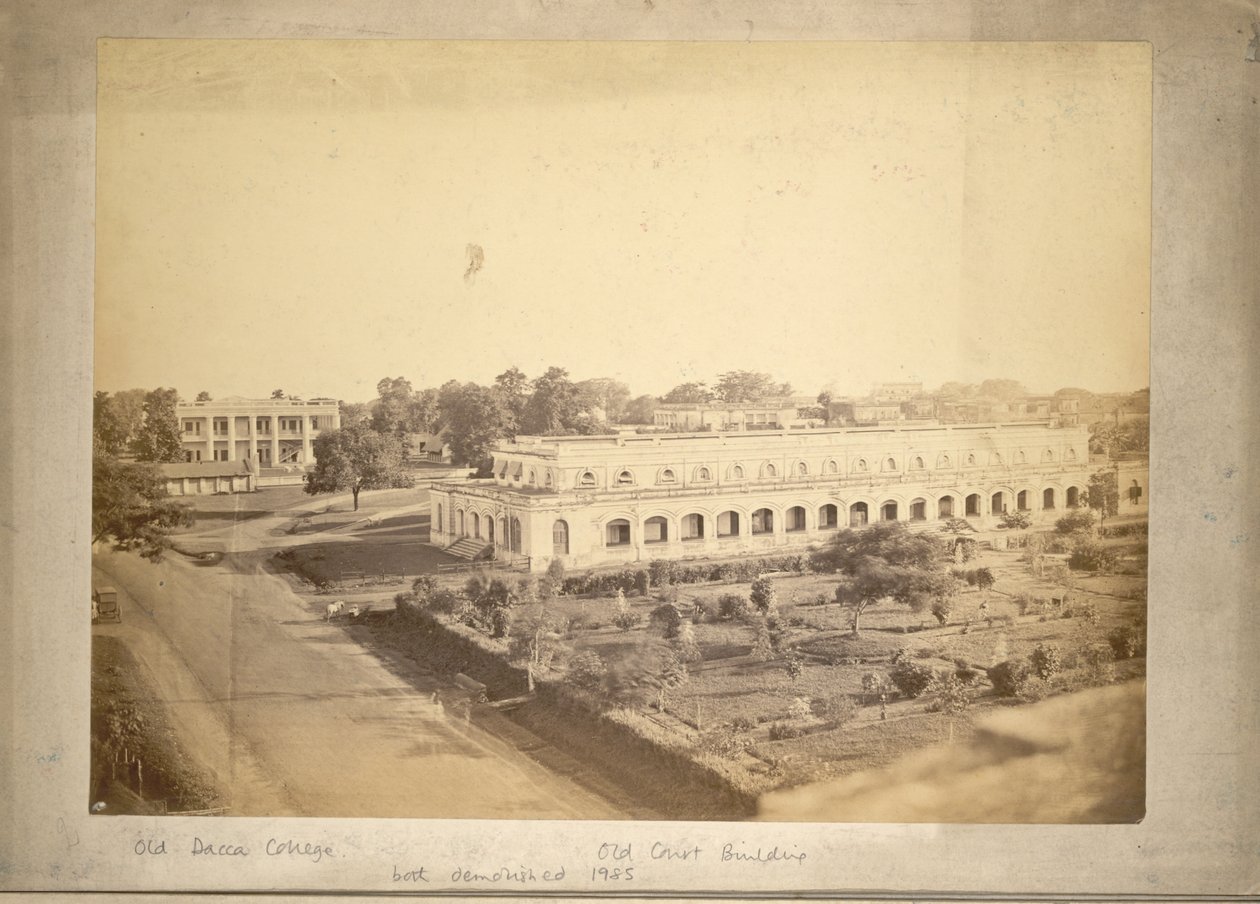Veduta del vecchio Dhaka College e del vecchio edificio del tribunale, c.1875 da English Photographer