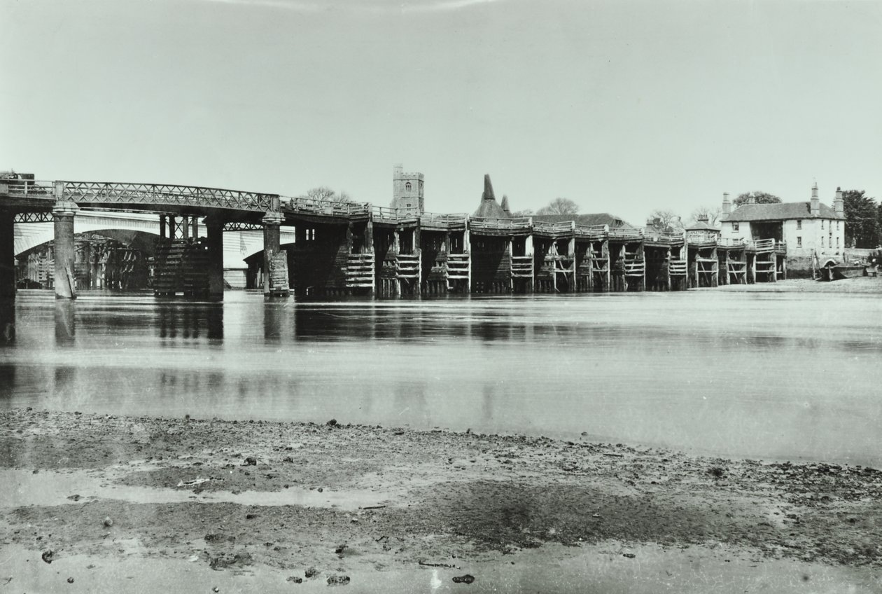 Vista dei vecchi e nuovi Putney Bridges con casa di essiccazione e chiesa di All Saints sullo sfondo, 1885 da English Photographer