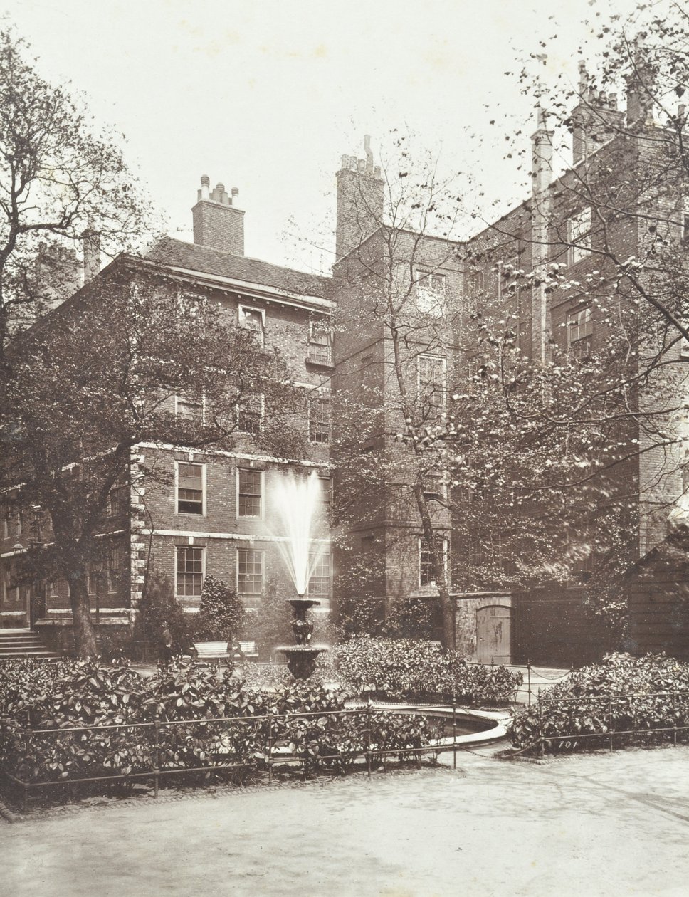 Vista della fontana a Middle Temple Fountain Court, Londra, 1884 da English Photographer
