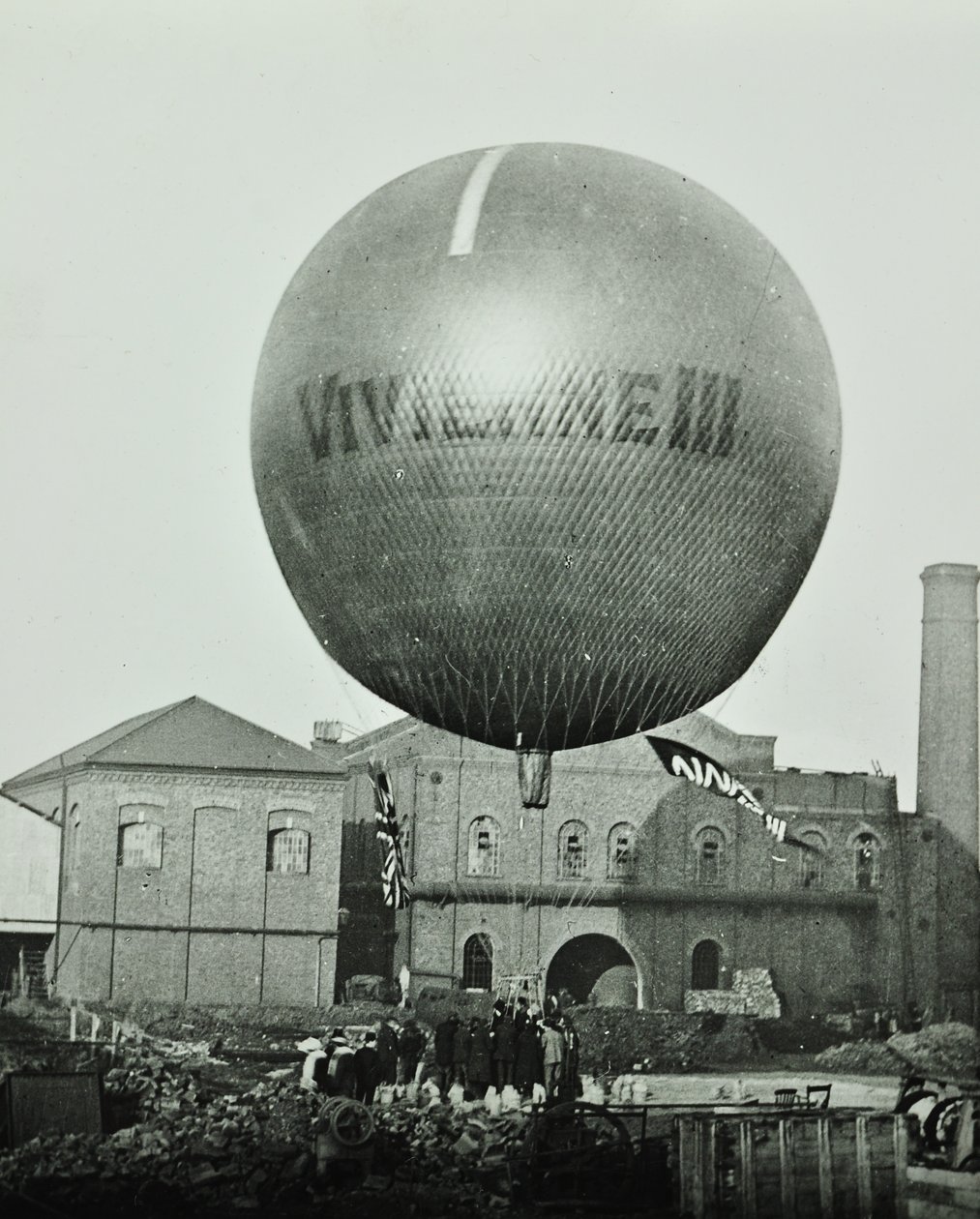 Mongolfiera Vivienne III davanti alla Wandsworth Gas Company, 1898 da English Photographer