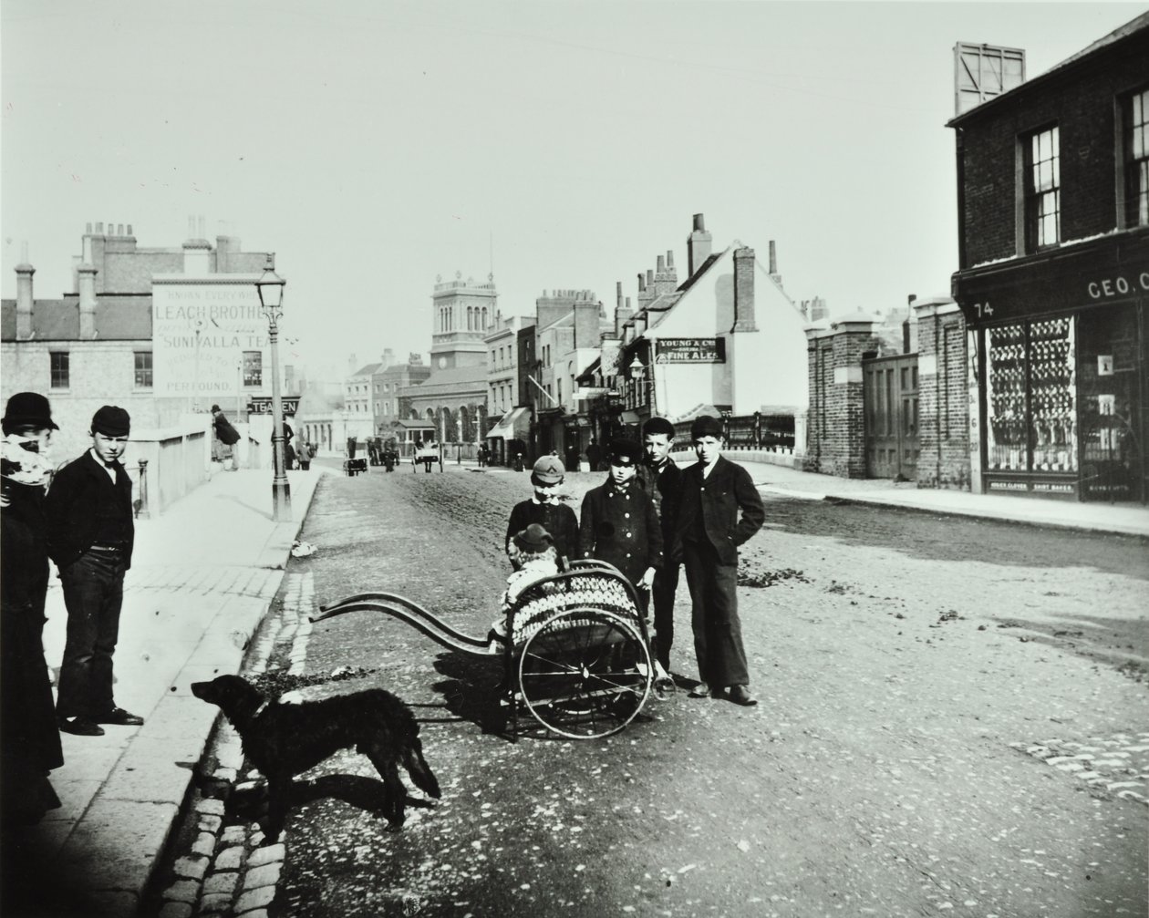 Wandsworth High Street: vista verso ovest, 1890 da English Photographer
