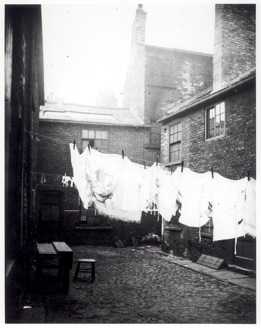 Filo per stendere i panni in Eagle and Child Yard, Hunslet, Leeds, 13 maggio 1896 da English Photographer