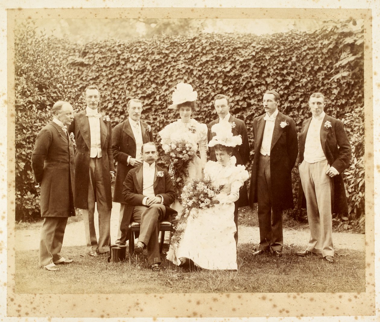 Ritratto di nozze di Francis Edward Younghusband e Helen Augusta Magniac, Datchet da English Photographer