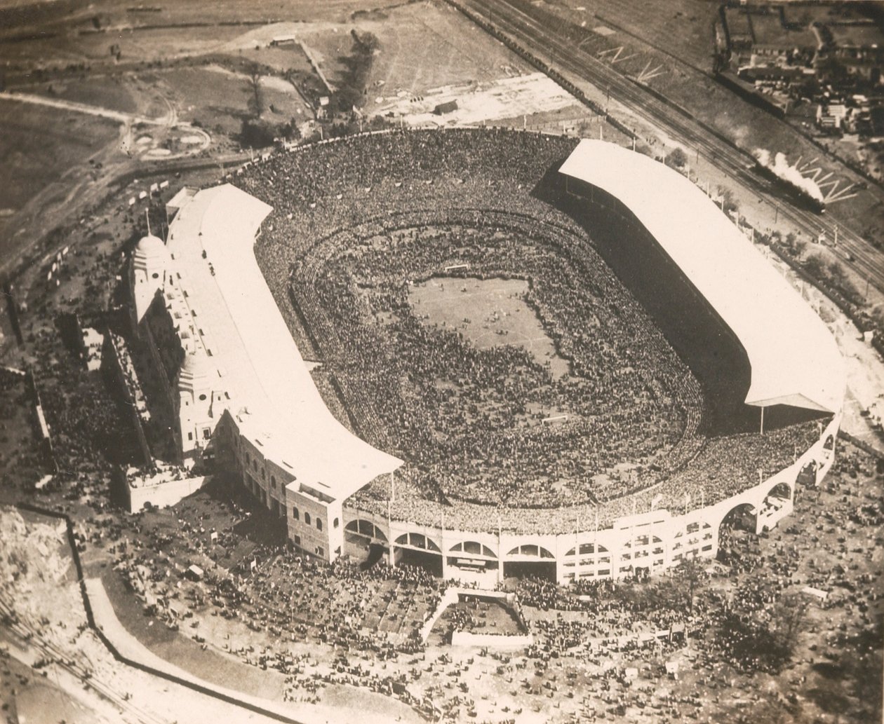 West Ham United vs. Bolton Wanderers, la prima partita di calcio giocata nel nuovo stadio di Wembley, 1923 da English Photographer