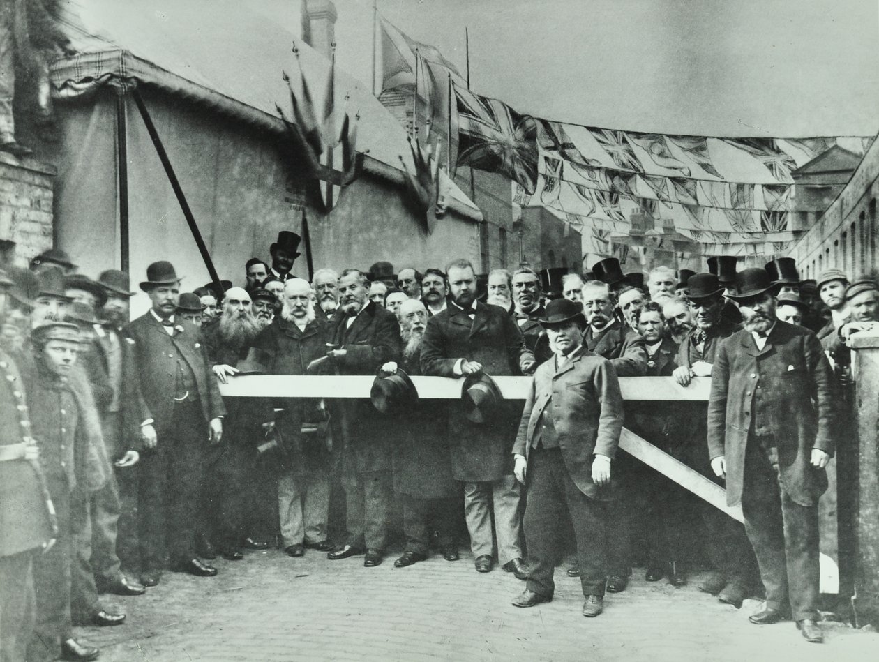 Westferry Road: liberazione della strada dal pedaggio, 1885 da English Photographer