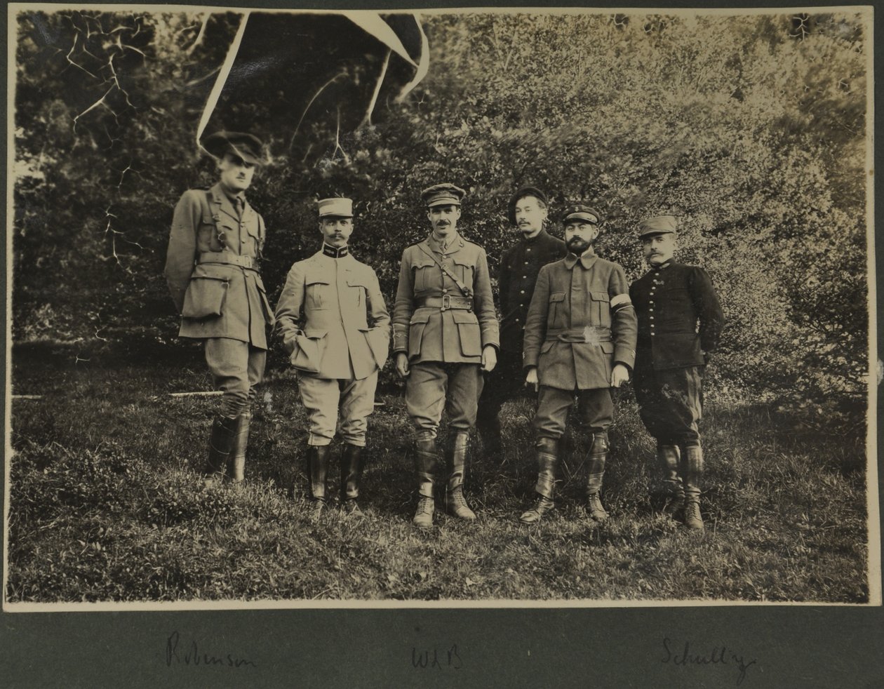 William Lawrence Bragg e Harold Roper Robinson con altri, Vosgi, 1915 da English Photographer