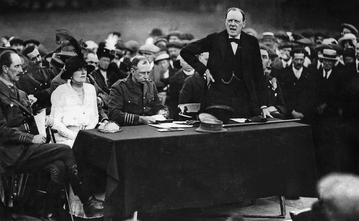 Winston Churchill durante un discorso a Enfield, Inghilterra da English Photographer