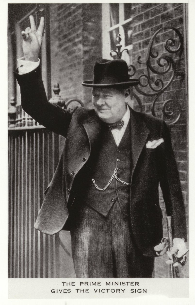 Winston Churchill mentre fa il segno della vittoria fuori dal numero 10 di Downing Street, il 5 giugno da English Photographer