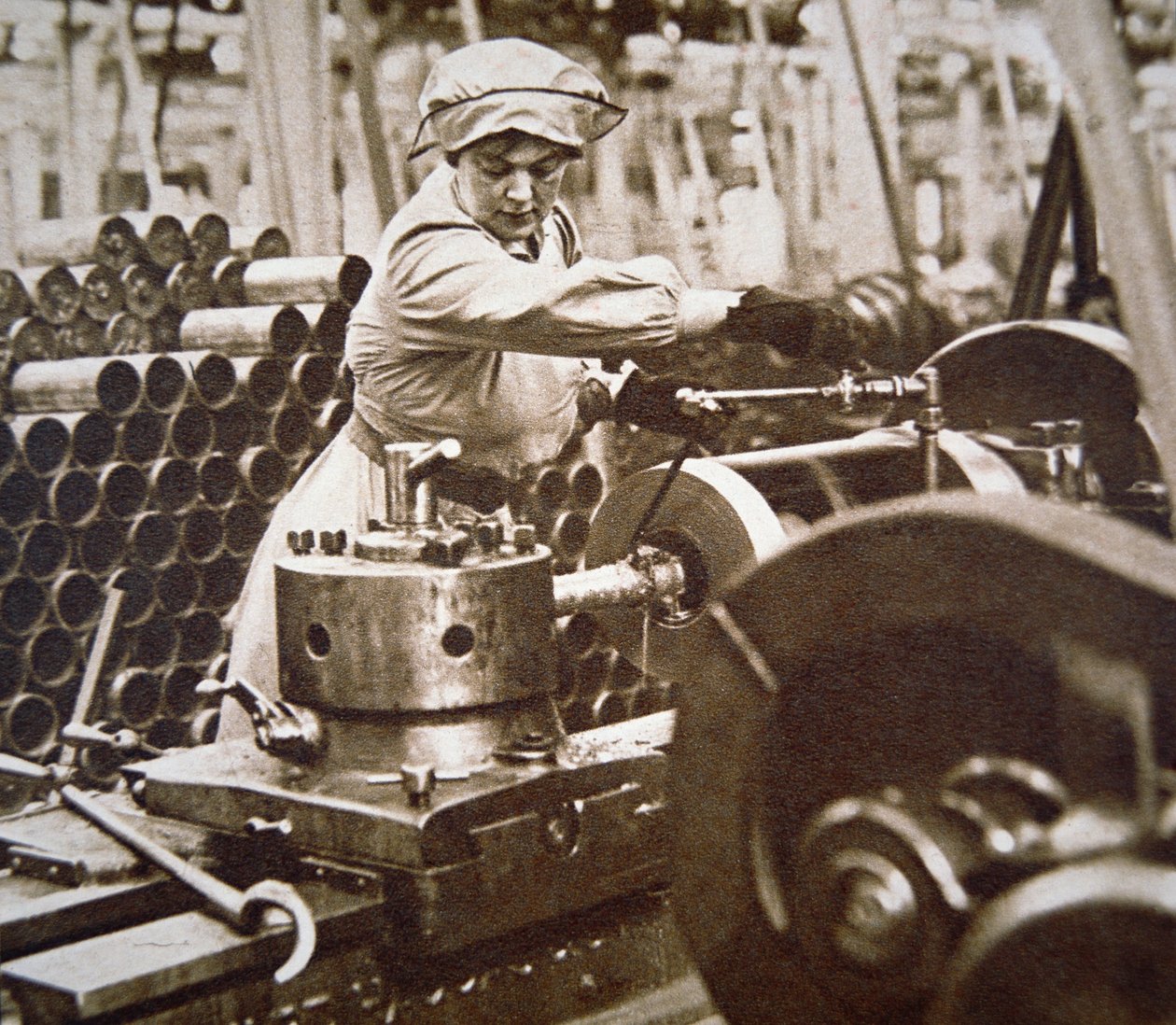 Lavoratrice in una fabbrica di munizioni in Gran Bretagna durante la Prima Guerra Mondiale da English Photographer
