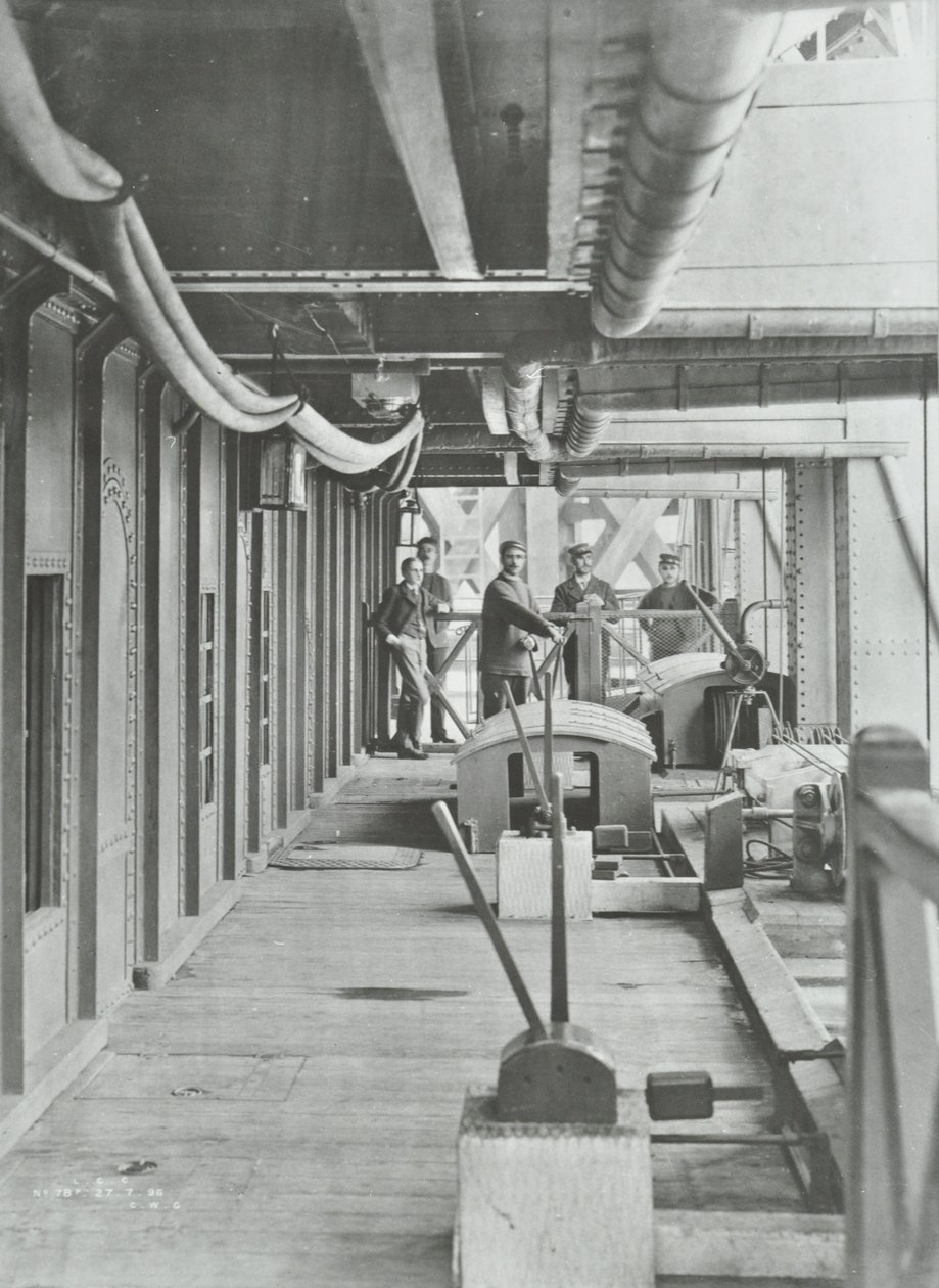 Woolwich Ferry: piattaforma a leva idraulica del pontone nord, 1896 da English Photographer
