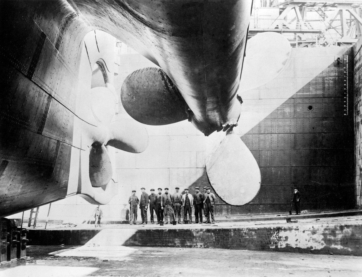 Operai sotto una delle eliche del Titanic, 31 maggio, 1911 da English Photographer
