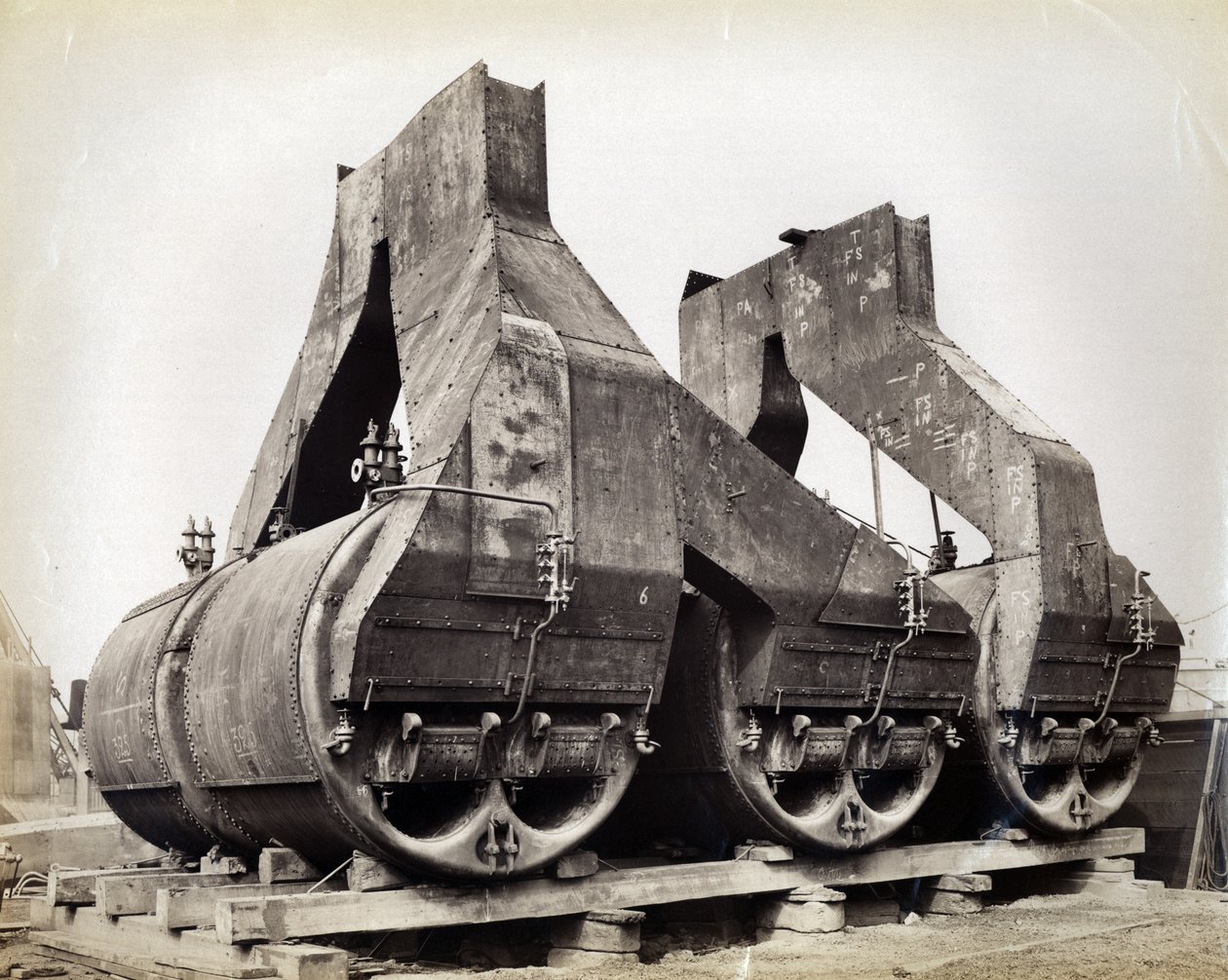 Cantiere n. 647, Baikal. Mostra alcune delle caldaie e delle prese dei camini per il traghetto rompighiaccio Baikal da English Photographer