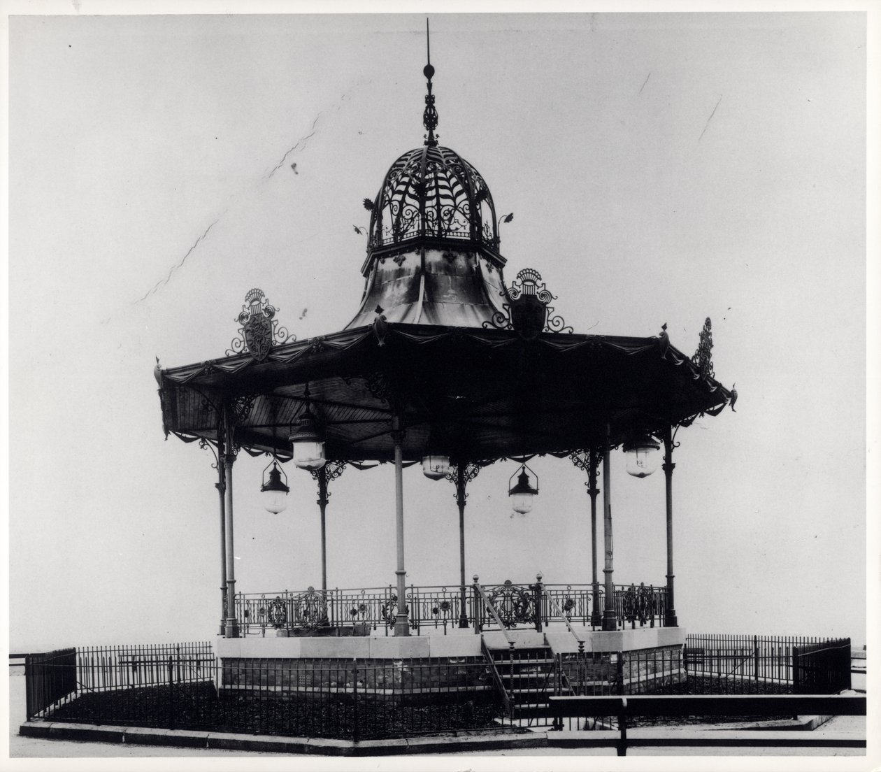 Chiosco ornamentale in East End Park, Leeds da English Photographer English Photographer