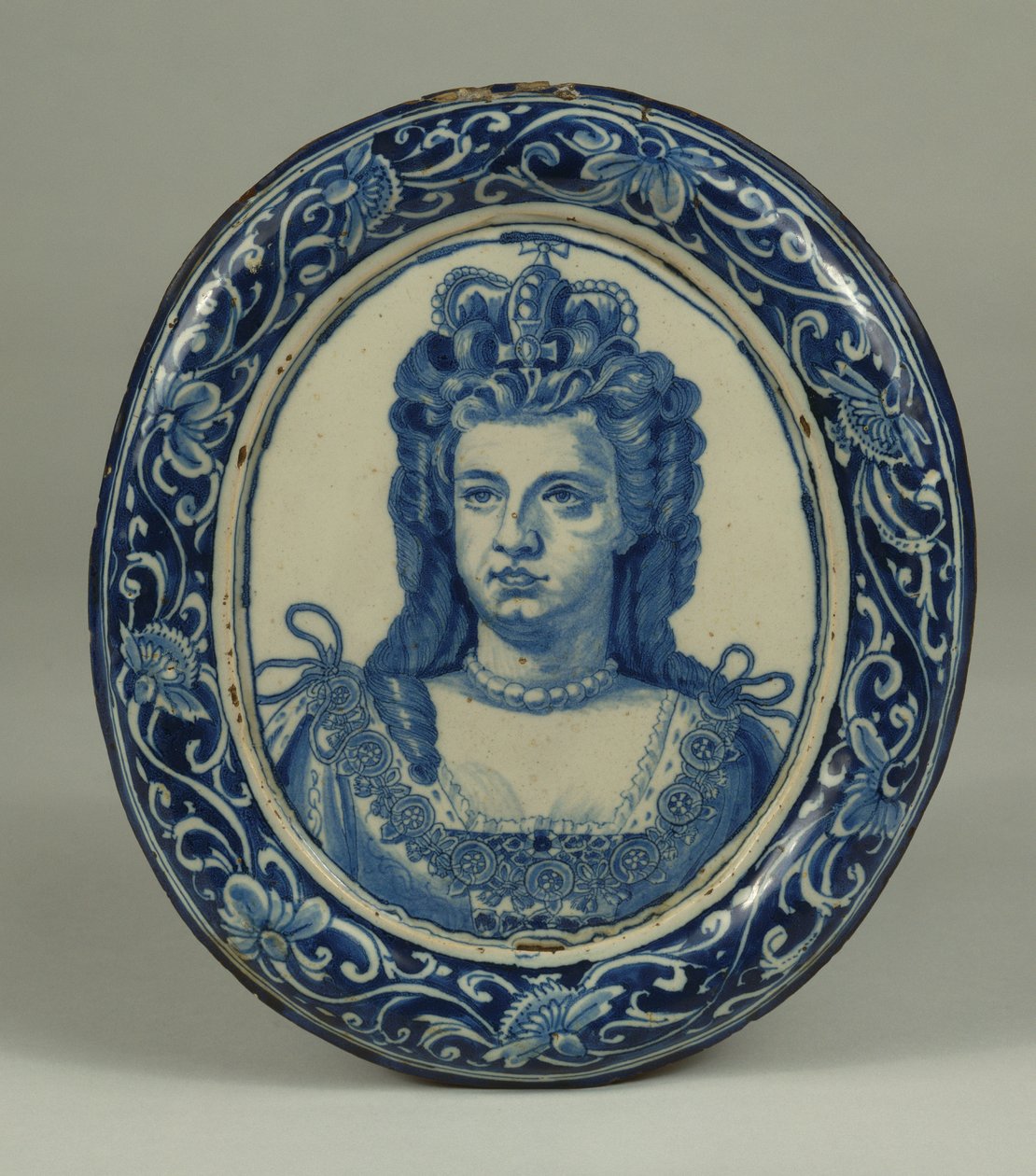 Placca ovale in porcellana blu e bianca di Delft con ritratto reale della Regina Anna, probabilmente Londra, c.1705 da English School
