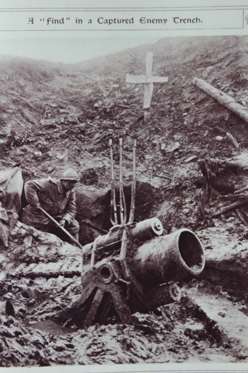 Una scoperta in una trincea nemica catturata, 1914-18 da English School