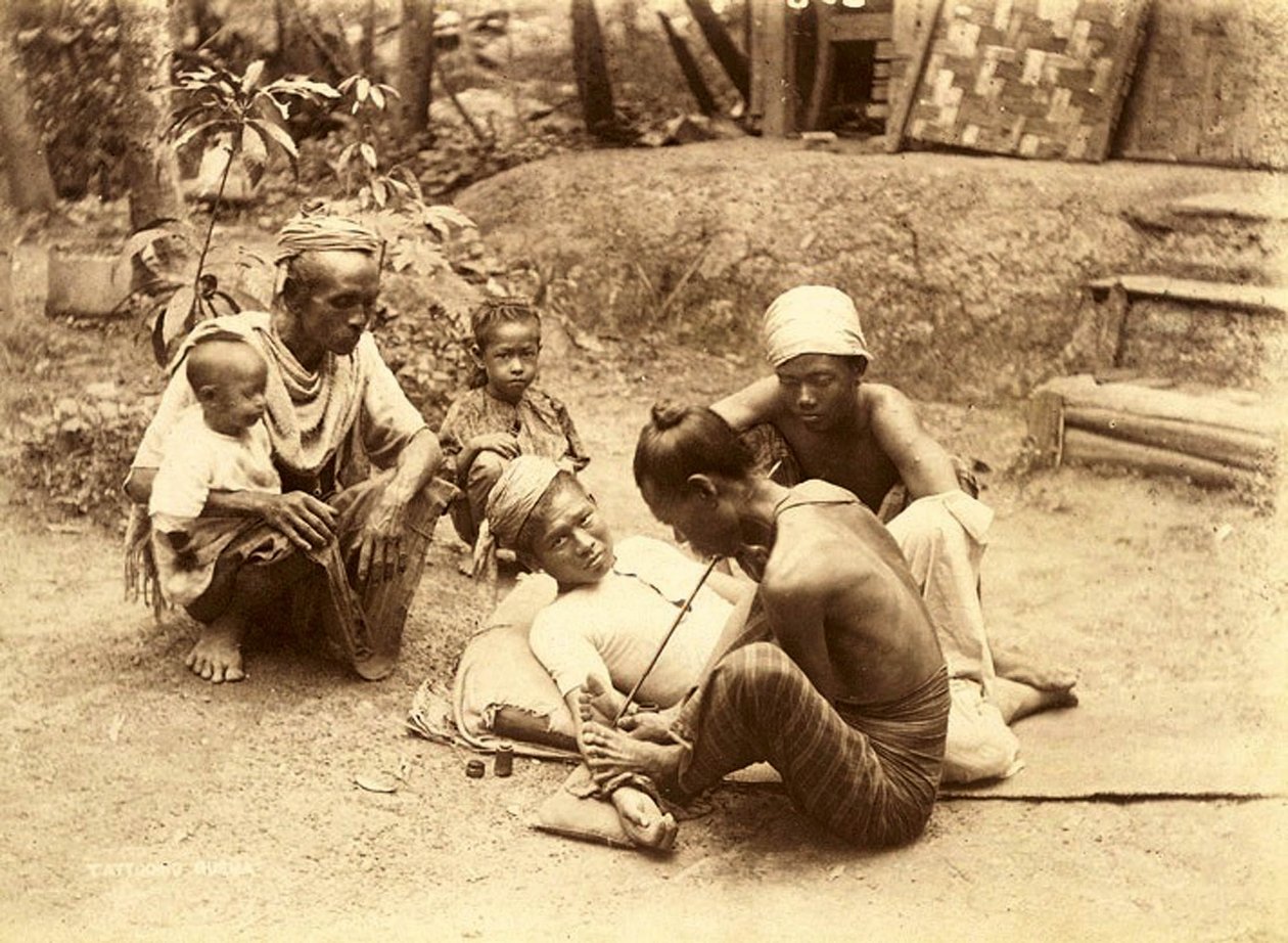 Un uomo Shan che viene tatuato, 1890 da English School