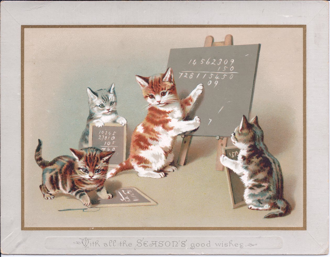 Cartolina vittoriana di un gattino che scrive su una lavagna su un cavalletto mentre altri due tengono piccole lavagnette, c.1880 da English School