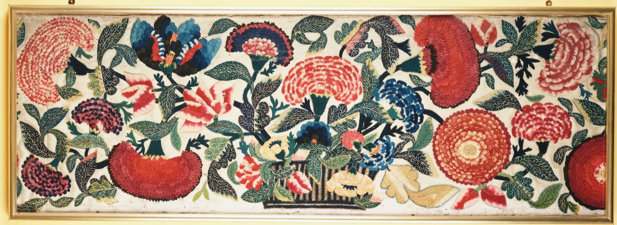 Un pannello in feltro e applique con ricami in seta raffigurante garofani, tulipani e altri fiori che traboccano da un cesto su uno sfondo di lana avorio, c.1730-40 da English School