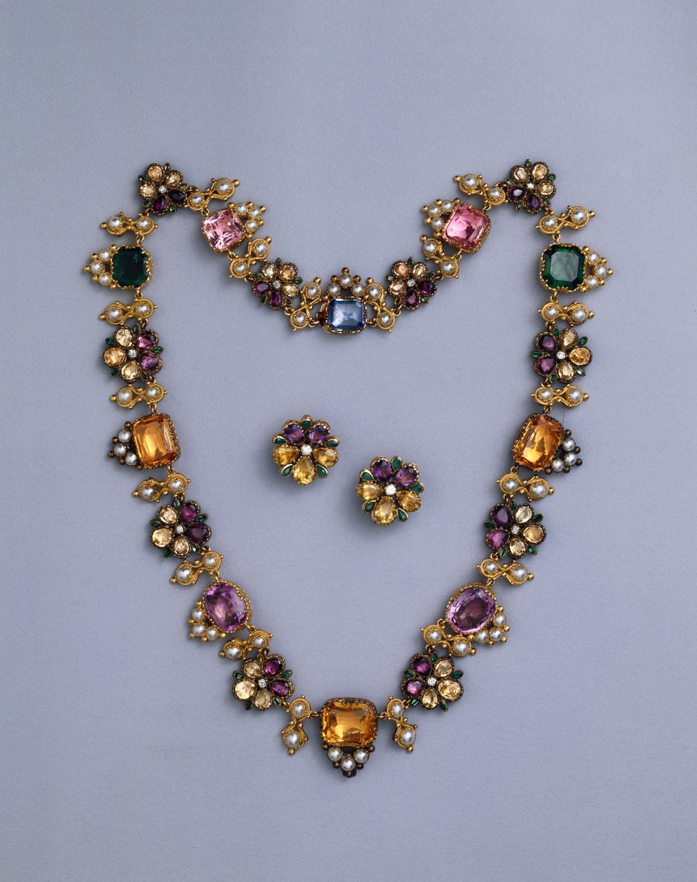 Collana Regency in oro e gioielli con topazi taglio cuscino, ametiste, tormaline rosa, smeraldi, zaffiri e peridoti, con un paio di orecchini a fiore, c.1810 da English School