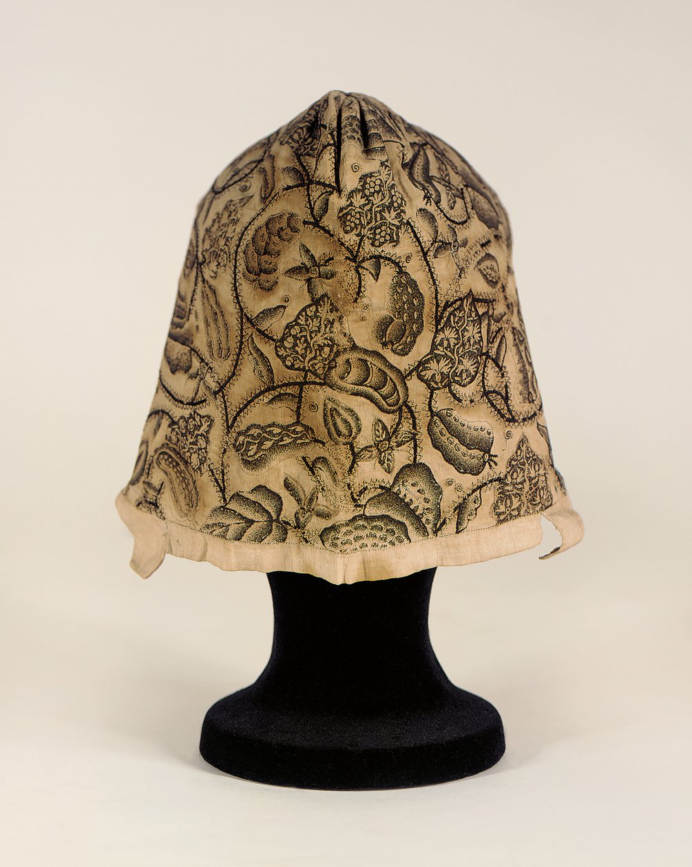Un raffinato copricapo in blackwork, 1620-40 da English School