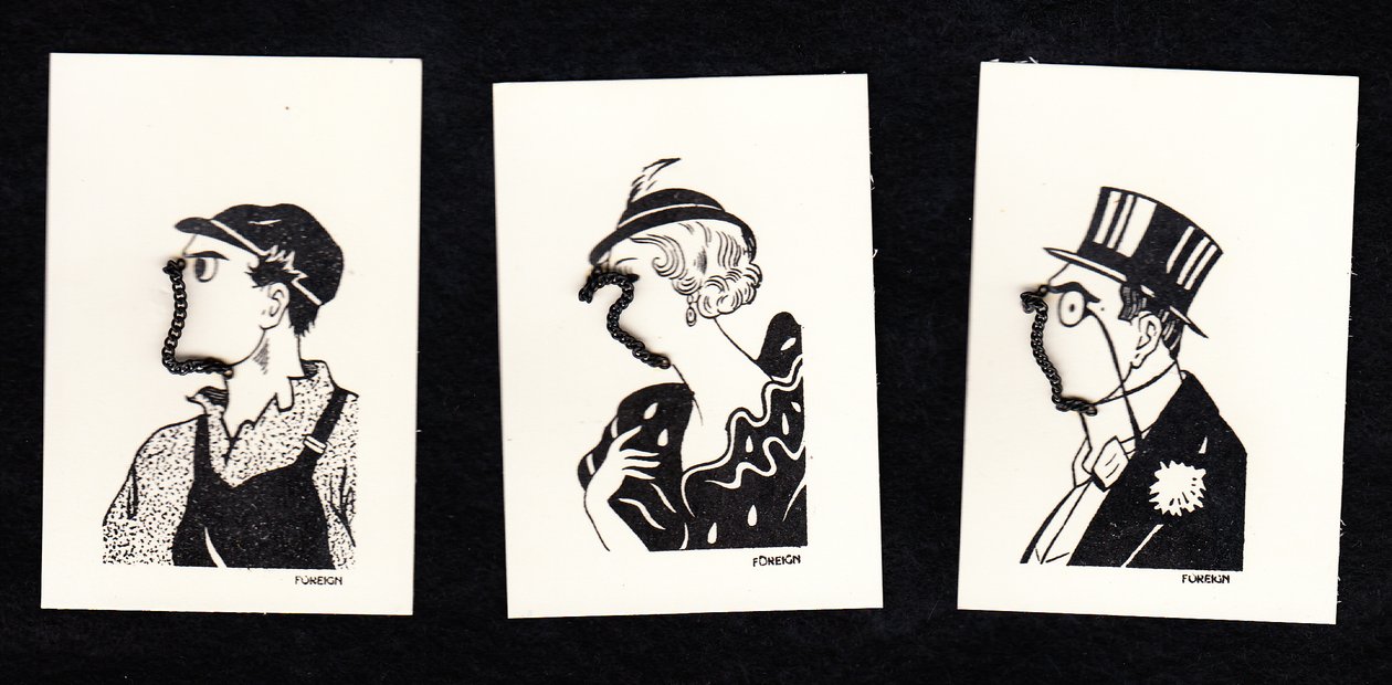 Set di tre carte da gioco con i volti di due uomini e una donna, 1920 circa (monocromo) da English School
