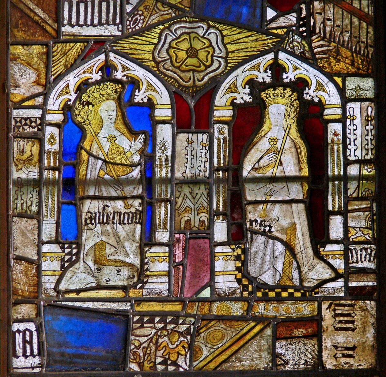 Un pannello nella finestra est che raffigura le Virtù Cardinali: Misericordia (Misericordia) e Pace (Pax) e una rosa bianca da English School